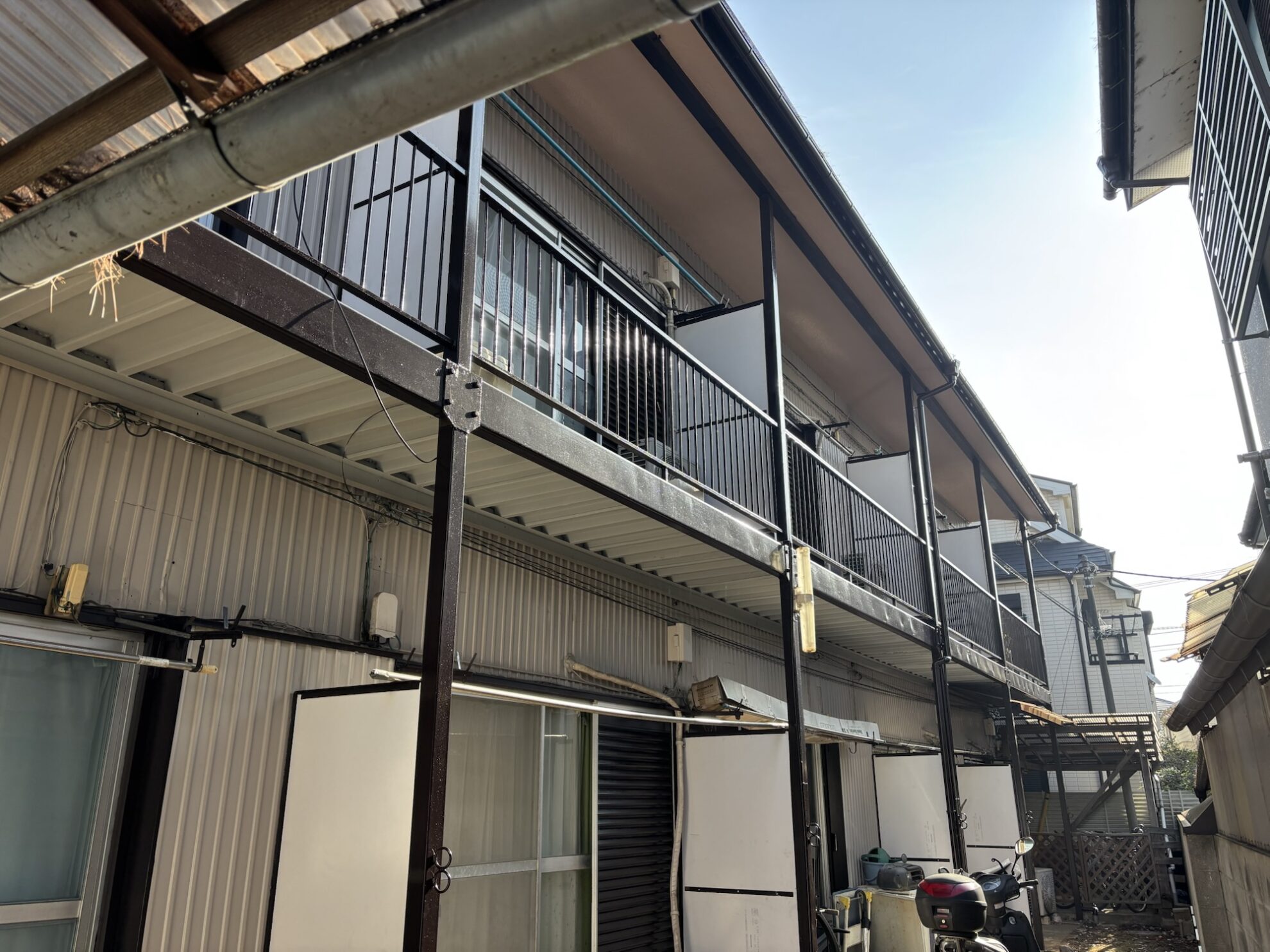 狛江市 外壁塗装 施工後 波とたん ベージュ 茶色仕上げ