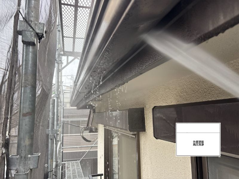 青梅市 外壁塗装 軒樋・破風高圧洗浄の様子
