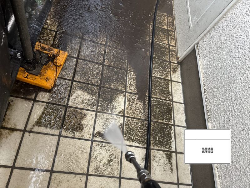 青梅市 外壁塗装 床タイル高圧洗浄の様子
