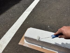 西東京市 整骨院 駐車場 車止め 上塗り作業