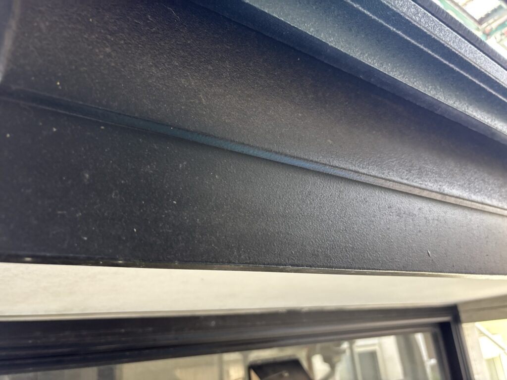 羽村市の外壁塗装仕上げ｜破風板・庇板金の塗装と施工後｜U様邸