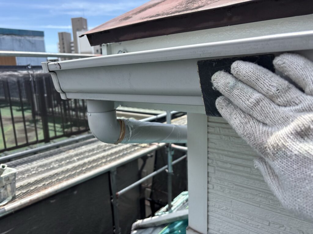 羽村市の雨樋塗装｜軒樋のケレン・清掃から中塗り・上塗りまで｜U様邸